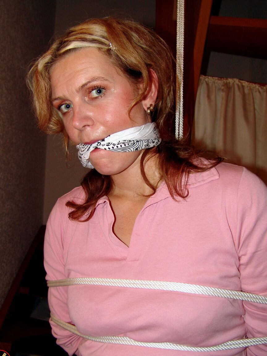 Das 16P-bekleidete Mädchen Blonde Lea wird geknebelt und mit einem Seil gefesselt