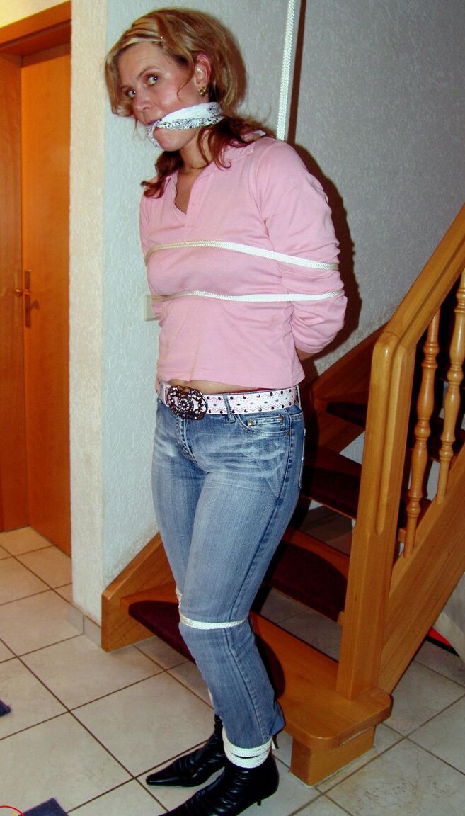Das 16P-bekleidete Mädchen Blonde Lea wird geknebelt und mit einem Seil gefesselt