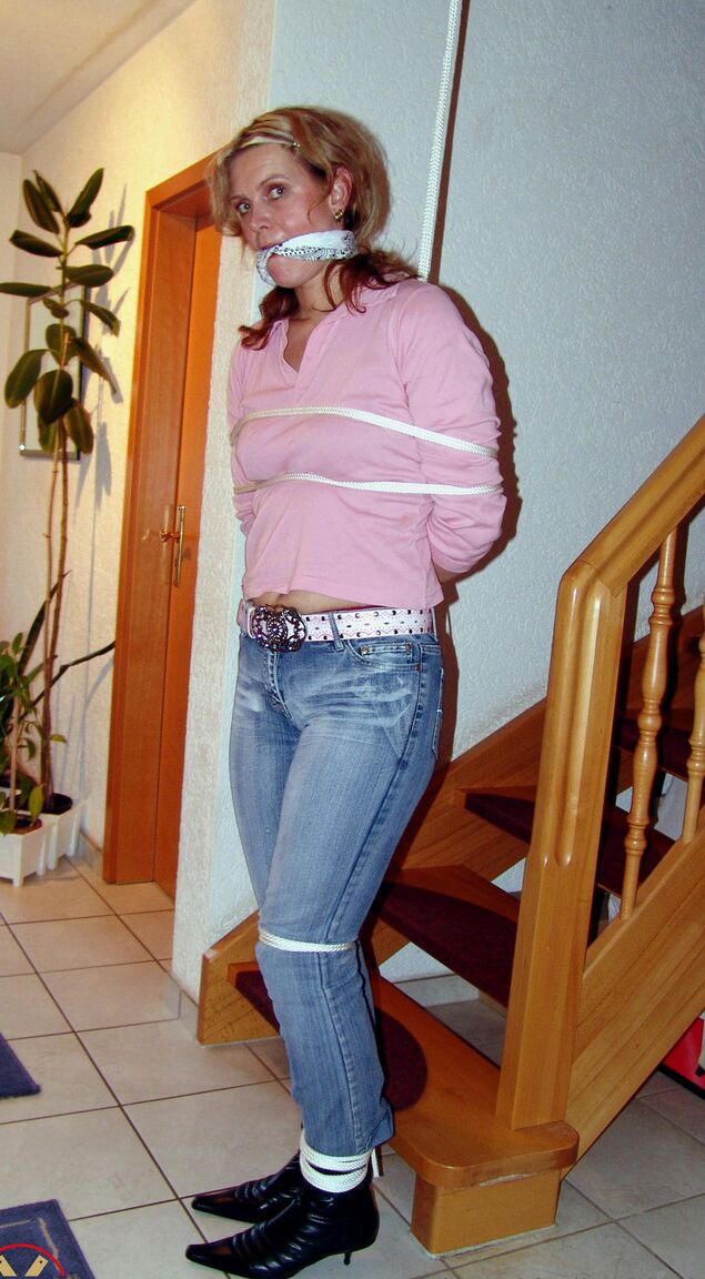 Das 16P-bekleidete Mädchen Blonde Lea wird geknebelt und mit einem Seil gefesselt