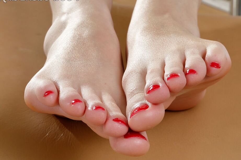 16P La belle rousse Ember Stone montre ses jolis pieds avant de baiser