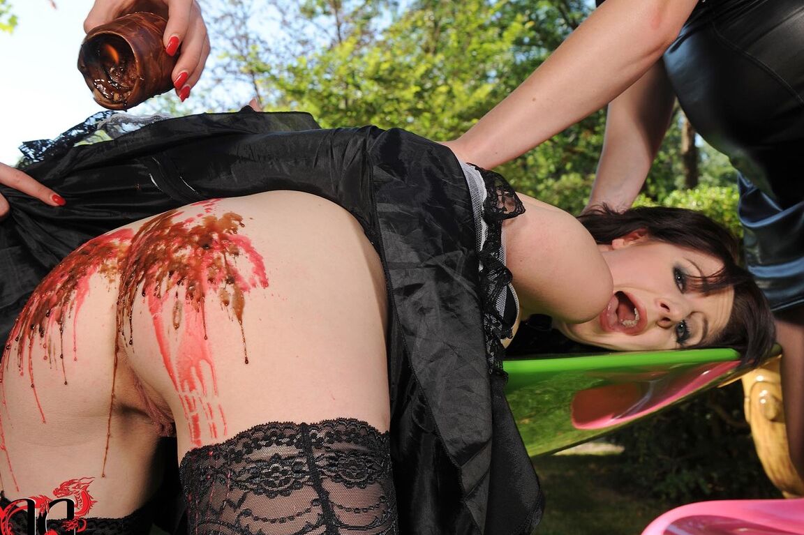 21P La tetona Samantha Bentley es torturada y jugueteada por dos mujeres pervertidas al aire libre