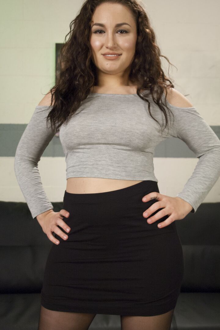20P La MILF americana Bella Rossi juega con dos lesbianas cachondas y juguetes sexuales