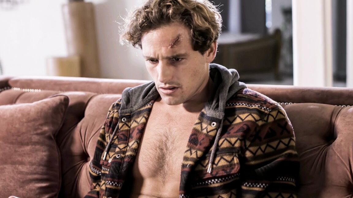 15P O menino ferido Tyler Nixon é consolado com sexo por sua meia-irmã, Sovereign Syre