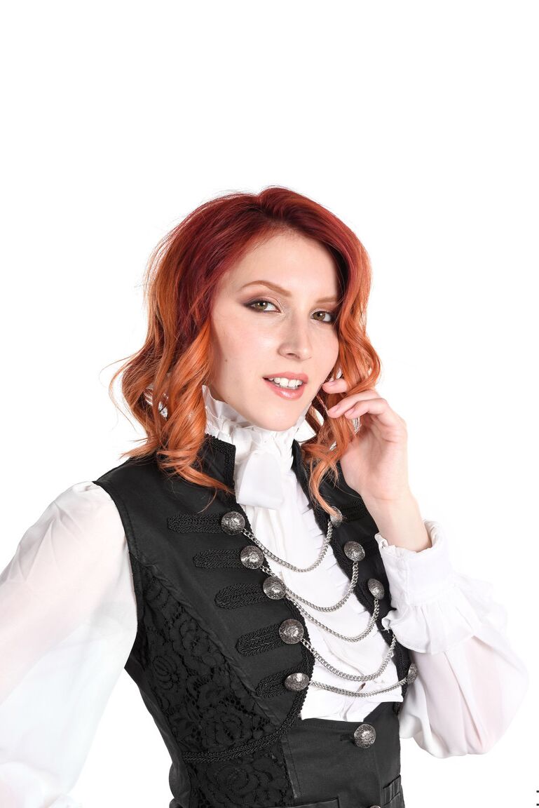 15P La rousse sexy Elin Flame se déshabille avec des bottes de grand-mère avant de jouer avec sa chatte