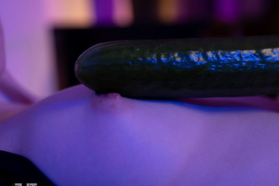 16P A adolescente excitada Ginger Mary encontra alívio sexual com um pepino inglês