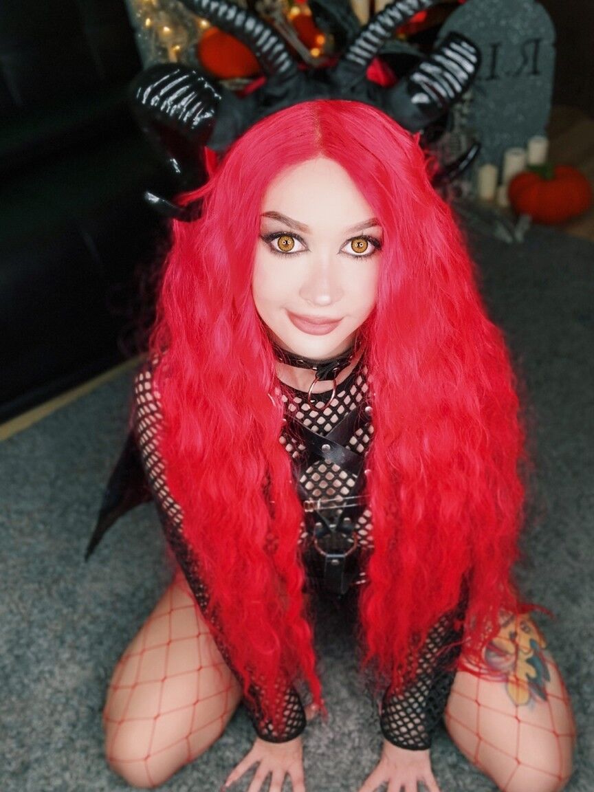 15P Pornstar Purple Bitch arbore des cheveux teints pendant qu'elle fait l'amour à Halloween