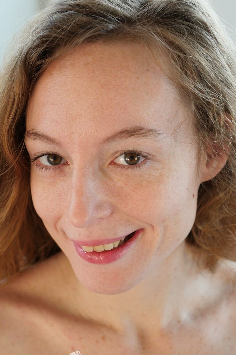 17P 小さなおっぱいの湯たんぽアナ・モリーが指を入れて紫色のおもちゃで満足