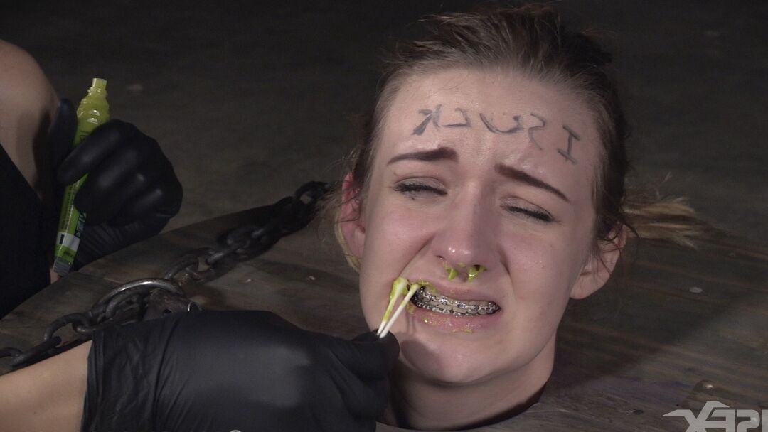 15P A adolescente indefesa Jessica Kay se vê sendo usada por um casal excêntrico