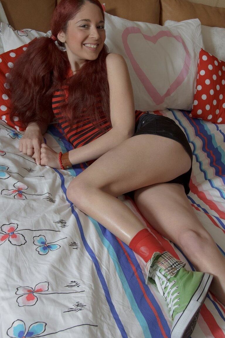 15P A jovem ruiva Ernesta vai de buceta à boca na cama com tranças