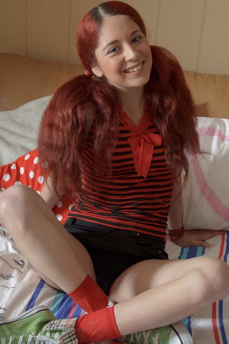 15P A jovem ruiva Ernesta vai de buceta à boca na cama com tranças