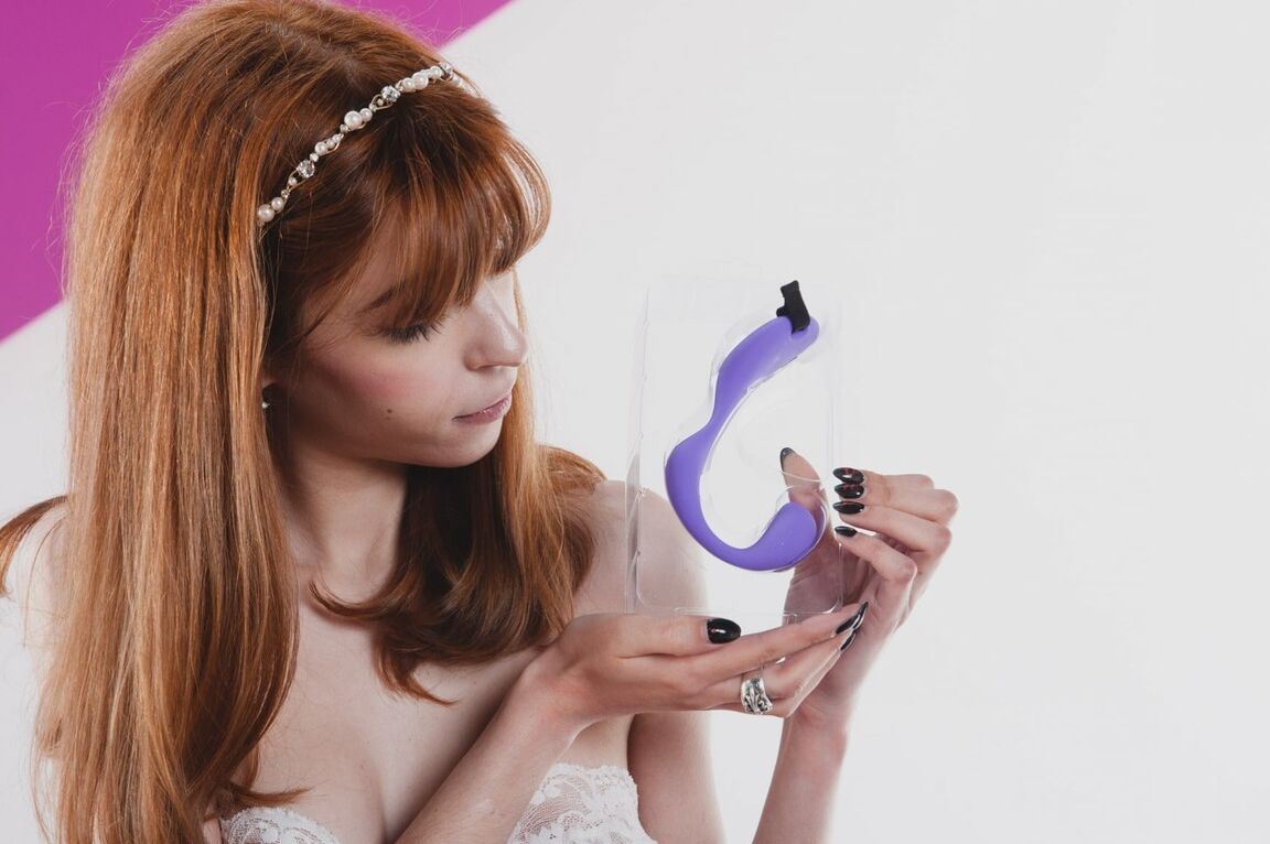 20P A adolescente italiana Yukikon prende um brinquedo vibratório e abre bem as pernas