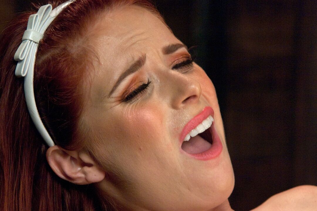 21P A deslumbrante ruiva peituda Penny Pax dá as boas-vindas a uma máquina de sexo em seu cu