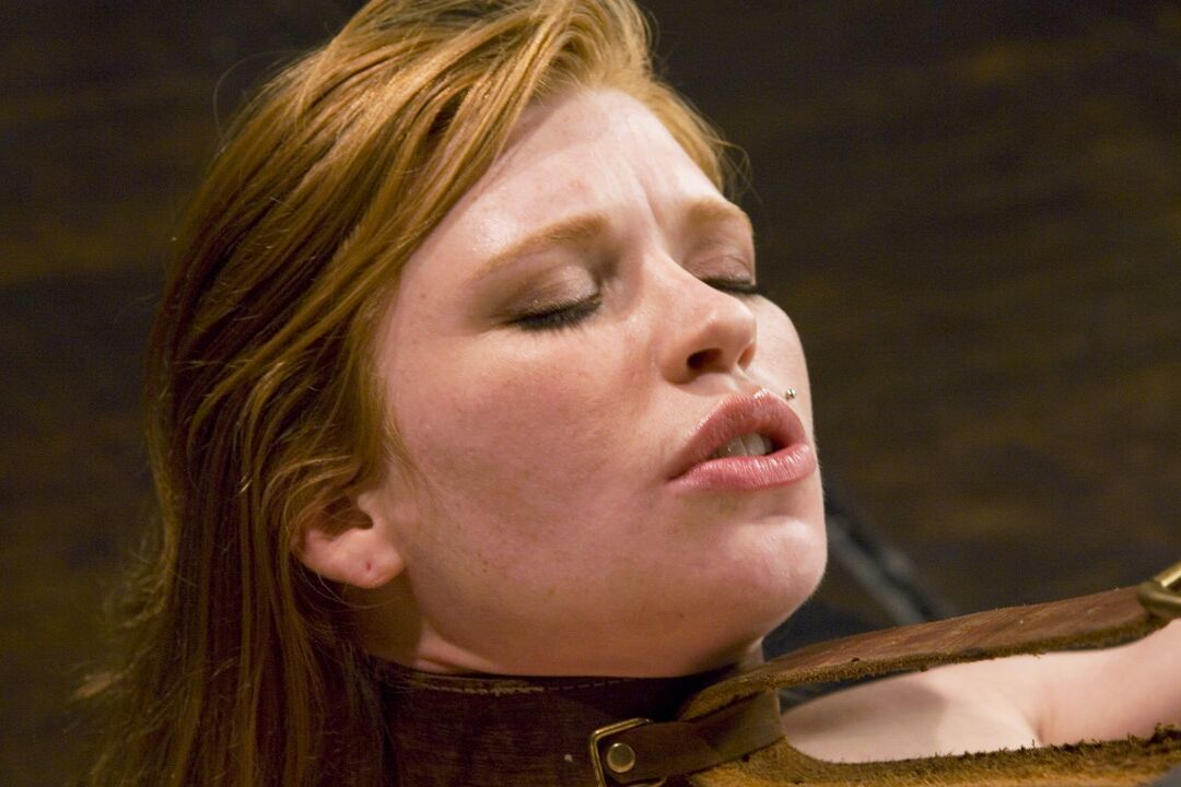 21P MILF Madison Young se fait étirer les tétons et son clitoris sensible vibre en BDSM