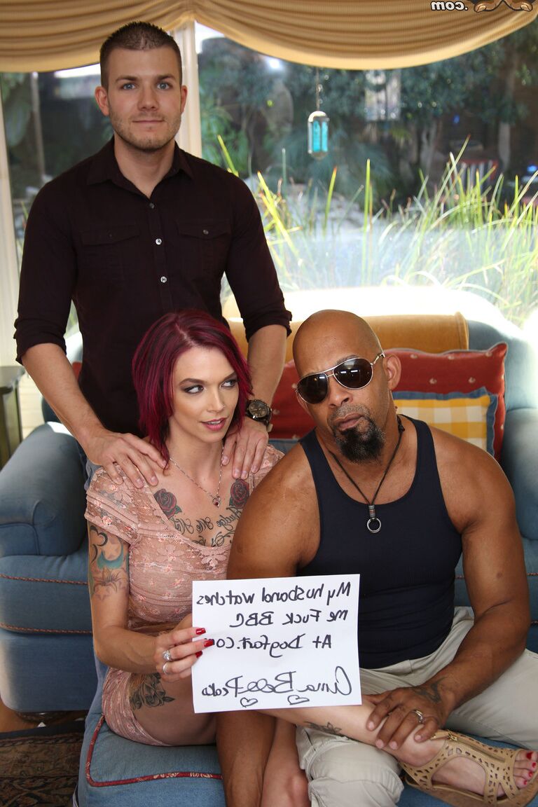 15P A sacanagem Anna Bell fica de joelhos chupando um grande galo negro em um trio fumegante
