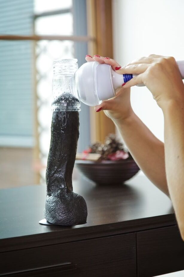 16P A ruiva sexy Ornella estaciona sua buceta adolescente raspada em cima de um grande vibrador preto
