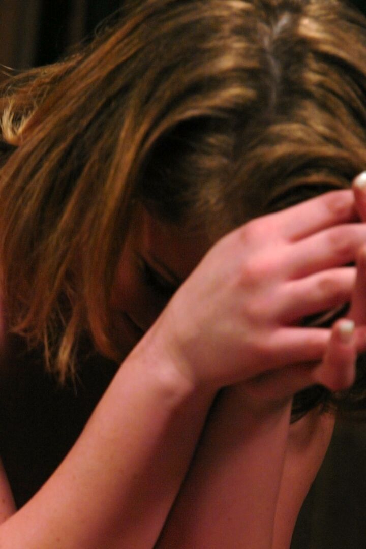21P ギリギリ合法のブルネットのキャシディ・エッセンスがソロでセックス・マシーンを試す