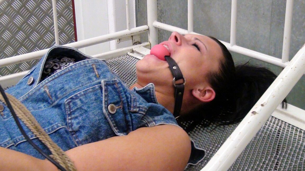 12P エッチな女性奴隷ヴィクセンがワイルド BDSM アクションで彼女のおまんこにヘタチのおもちゃを使用