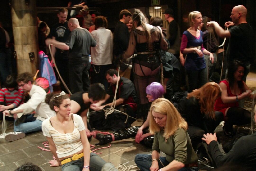 17P ボンデージの第一人者が BDSM クラスでロープの結び方テクニックを簡単に実演します