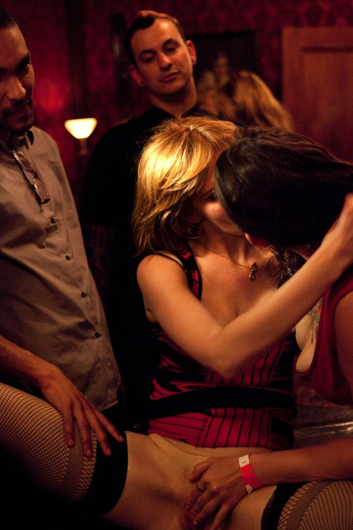 17P Un grupo de estrellas porno aseguran que esta orgía será inolvidable