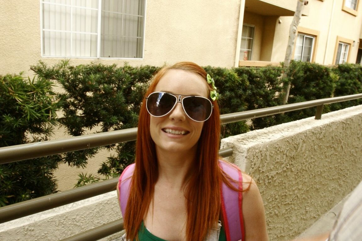 12P Linda ruiva Dani Jensen dá garganta profunda excitante