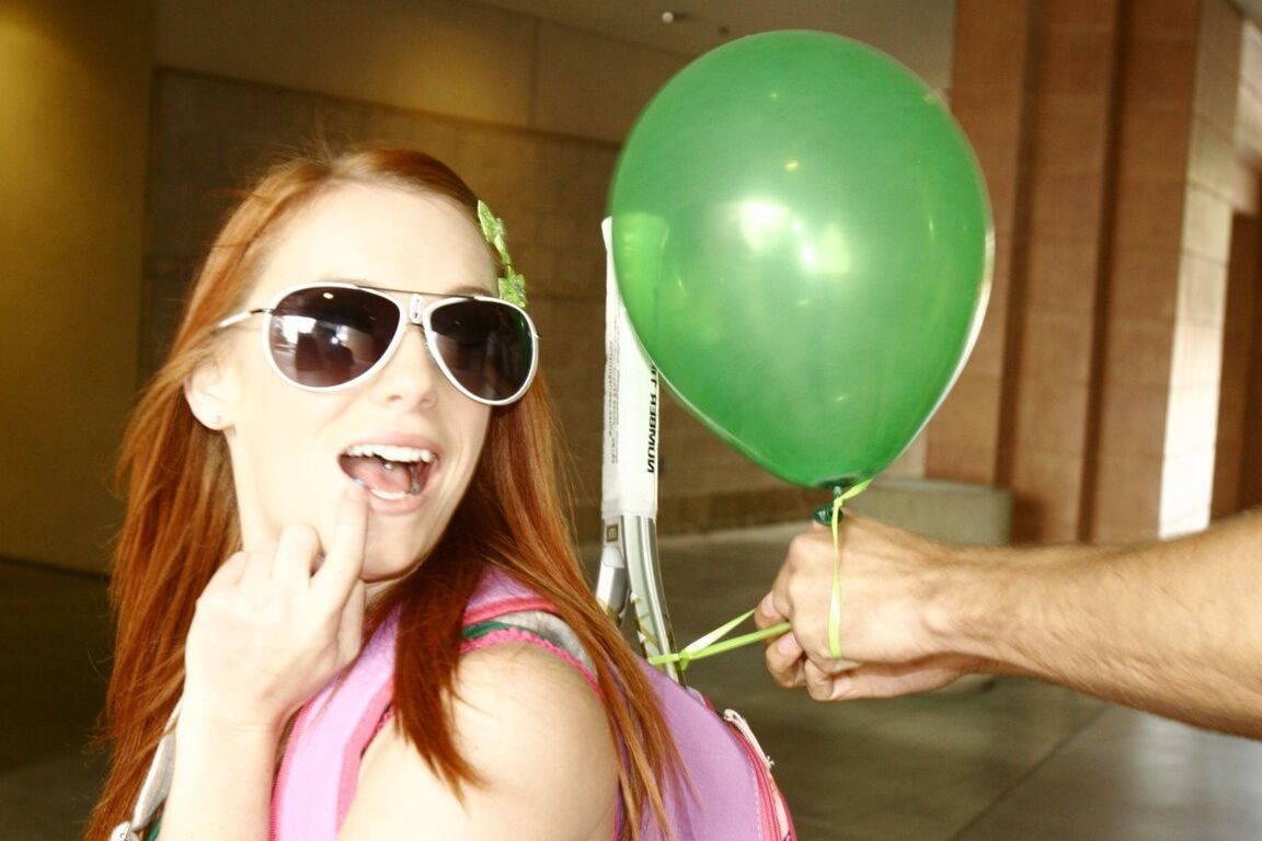 12P Linda ruiva Dani Jensen dá garganta profunda excitante