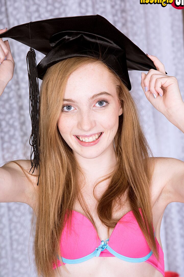 16P Kasey Cole, 18 ans, se met totalement nue sur son lit.