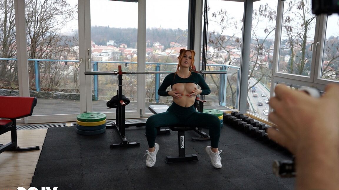Der 15P Athletic Rotschopf Charlie Red dreht nach dem Training einen Hardcore-Porno