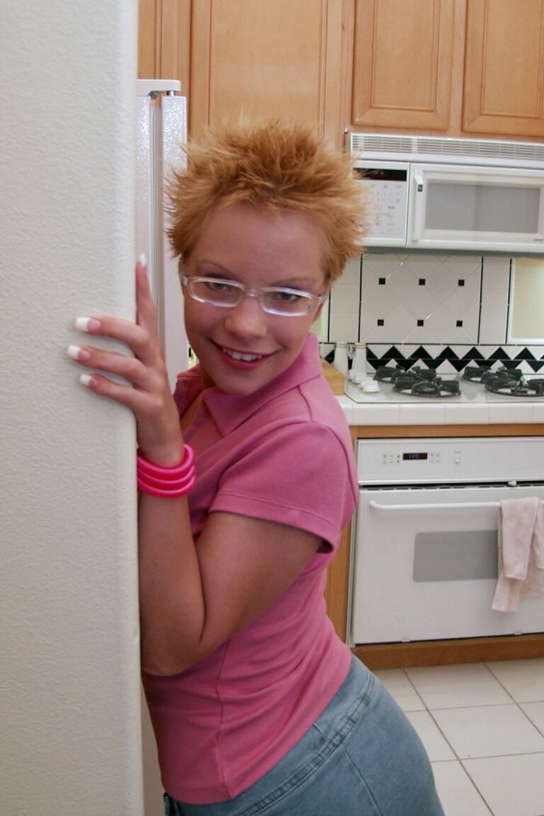21P Apenas Boquetes Adolescentes Emily DaVinci