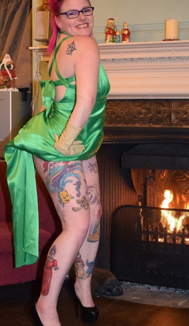 16P La amateur tatuada Mollie Foxxx se expone ante una chimenea con un vestido