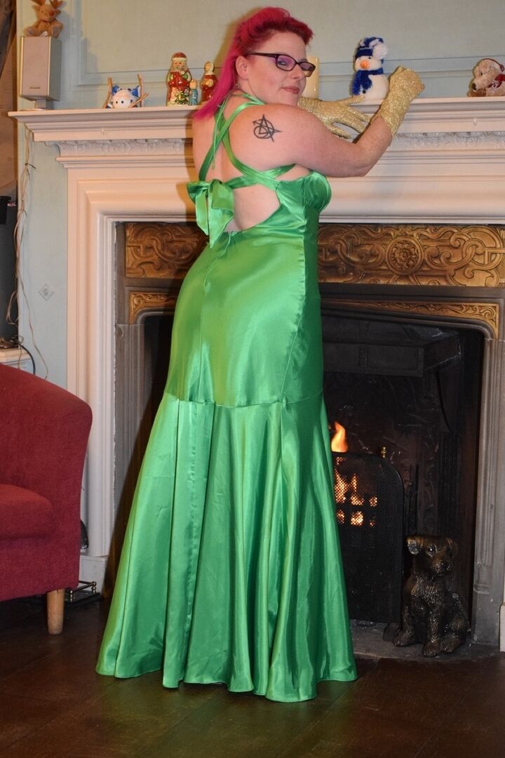 16P La amateur tatuada Mollie Foxxx se expone ante una chimenea con un vestido
