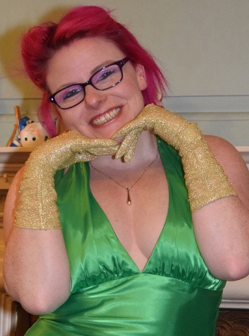 16P La amateur tatuada Mollie Foxxx se expone ante una chimenea con un vestido