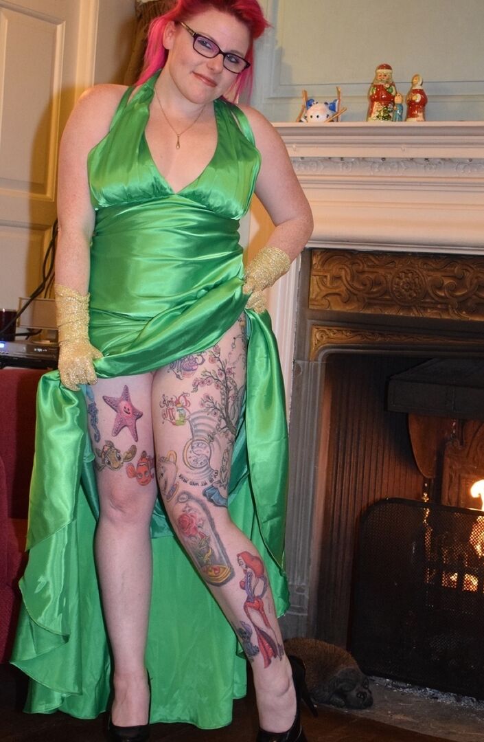 16P La amateur tatuada Mollie Foxxx se expone ante una chimenea con un vestido