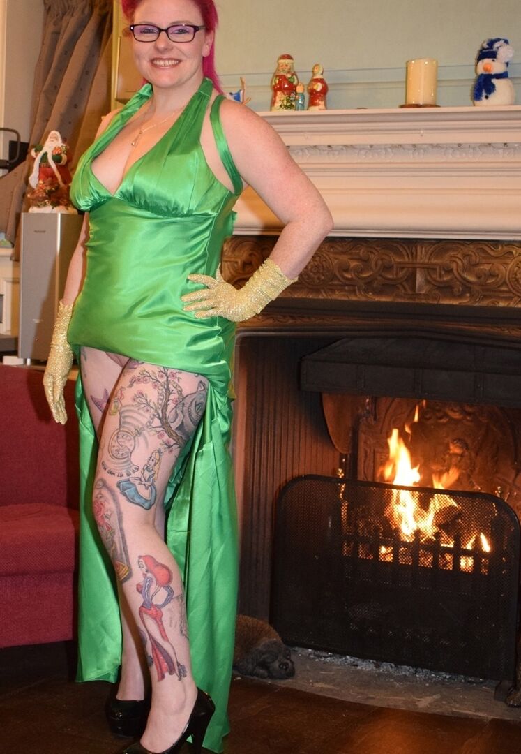 16P La amateur tatuada Mollie Foxxx se expone ante una chimenea con un vestido