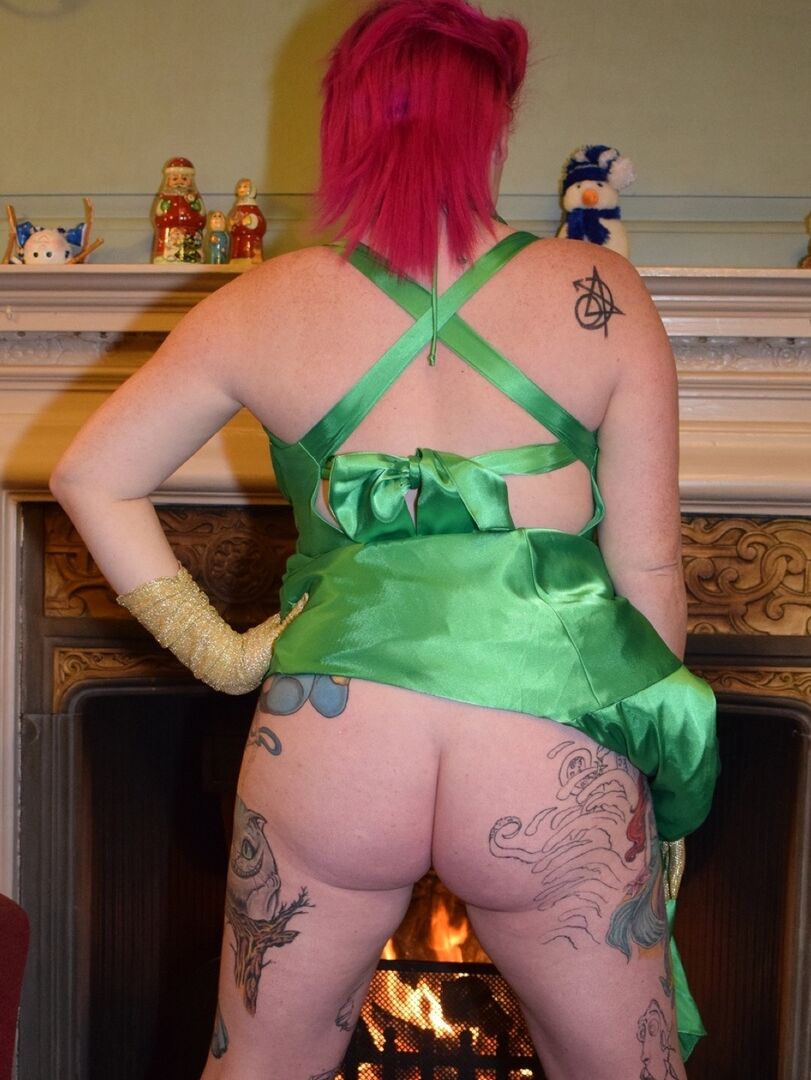 16P La amateur tatuada Mollie Foxxx se expone ante una chimenea con un vestido