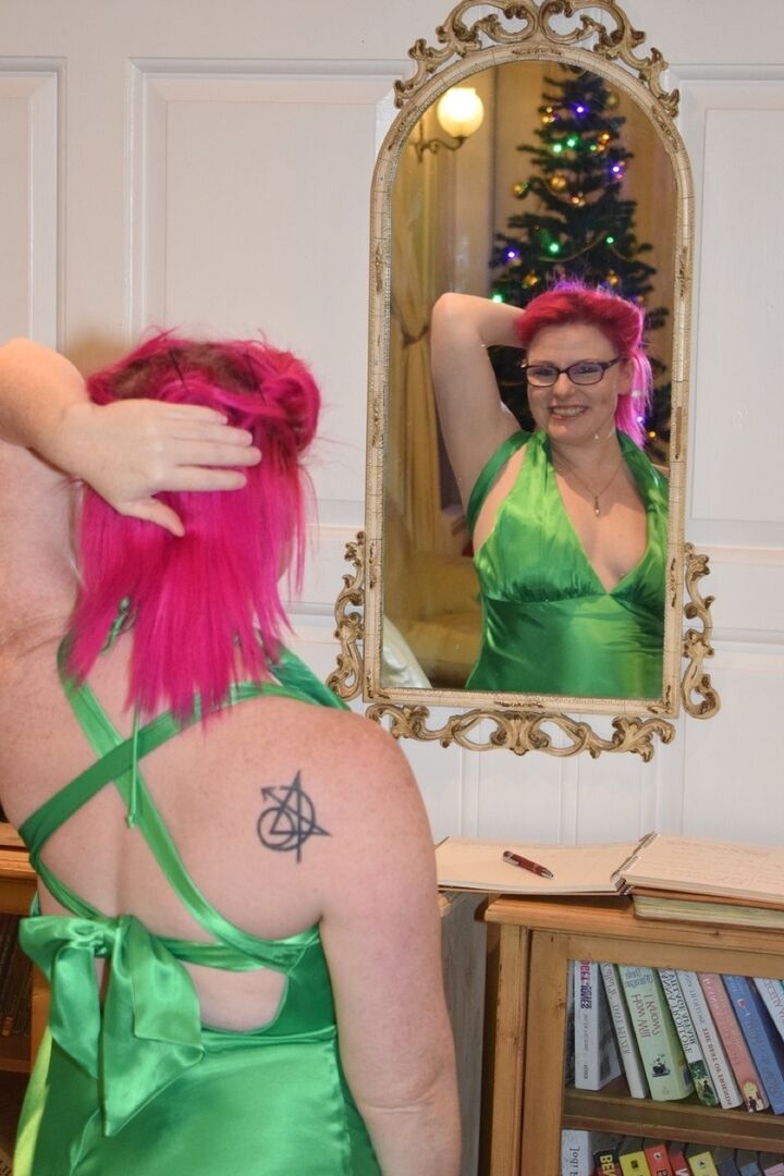 16P La amateur tatuada Mollie Foxxx se expone ante una chimenea con un vestido