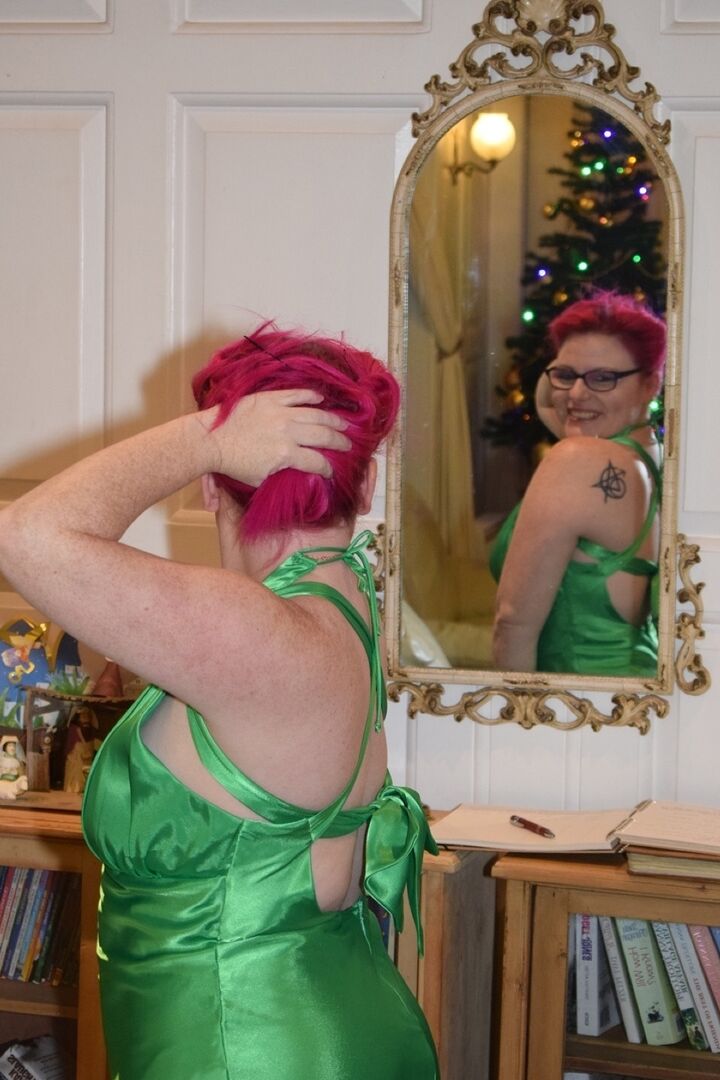 16P La amateur tatuada Mollie Foxxx se expone ante una chimenea con un vestido