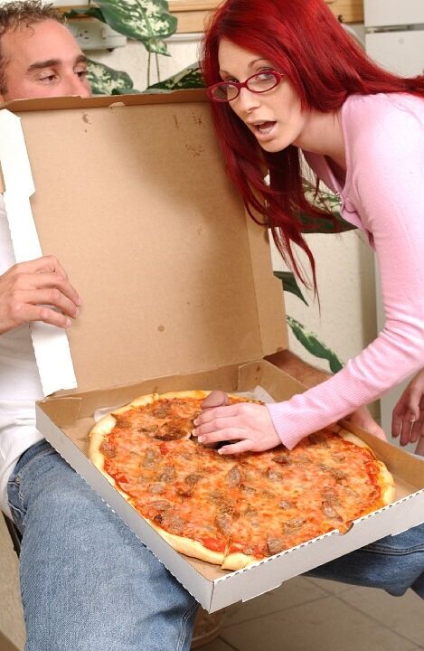 16P 素晴らしいおっぱいを持つ赤毛の雌犬が、ぶら下がったピザ男とハードコアな楽しみを持っています