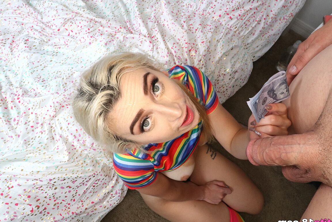 12P La joven rubia Cameron Minx tiene sexo POV con coletas por dinero