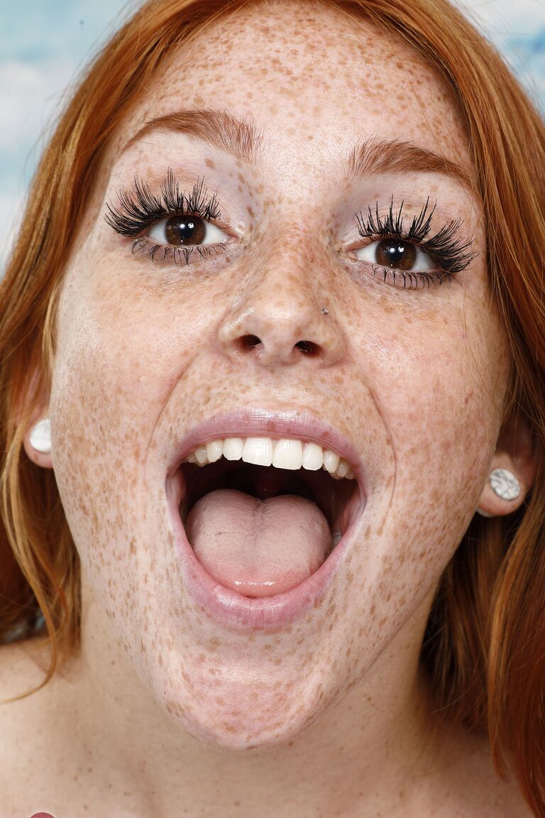 21P Юная рыжая Jayme Rae раздвигает свою мясистую пизду