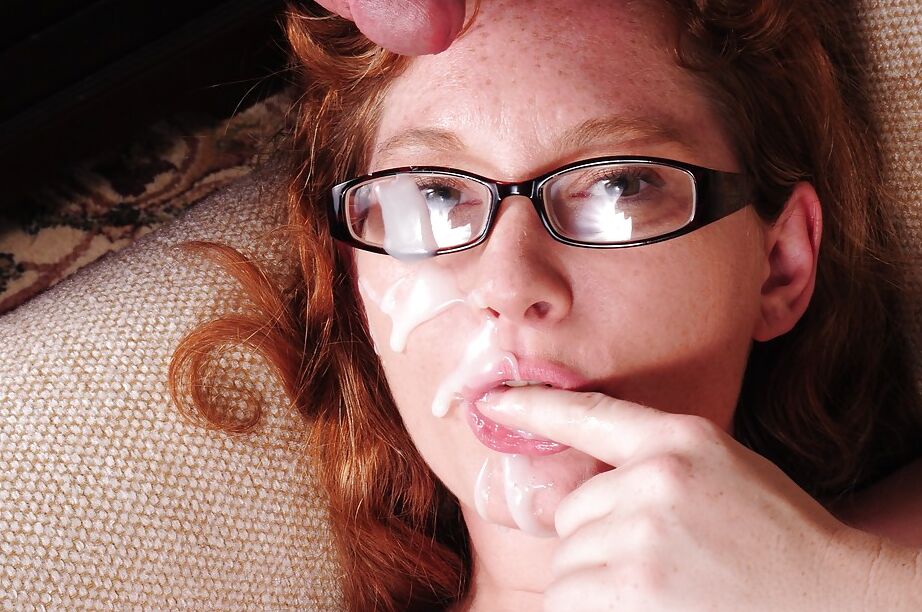 16P Ruiva peituda de óculos sexy Mylie faz um boquete para seu amante