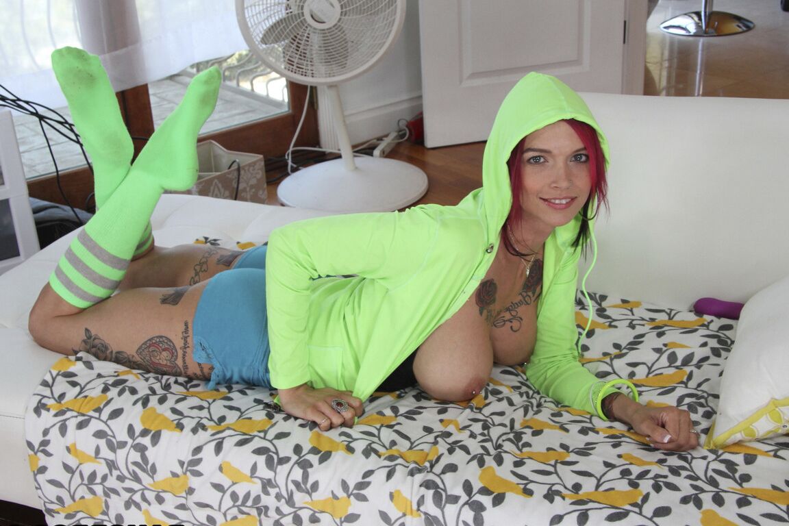 17P La pelirroja tatuada Anna Bell Peaks abre sus nalgas y su coño rosado con piercings
