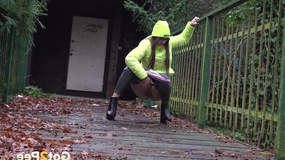 15P Nena morena libera una orina humeante al aire libre