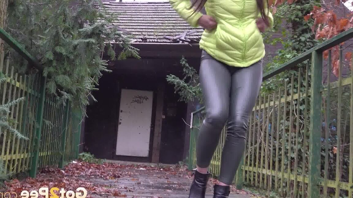 15P Nena morena libera una orina humeante al aire libre