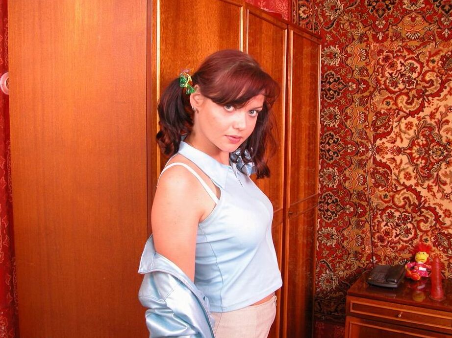 14P Tentador cuerpo adolescente vestido con encaje y nailon