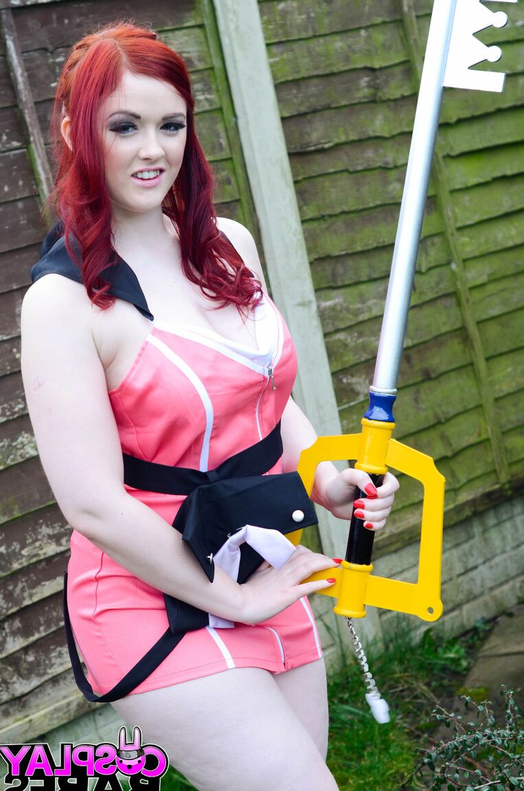 17P 赤毛の美女、ジェイ・ローズがおっぱいを見せながらキングダム・オブ・ハーツのコスプレをする