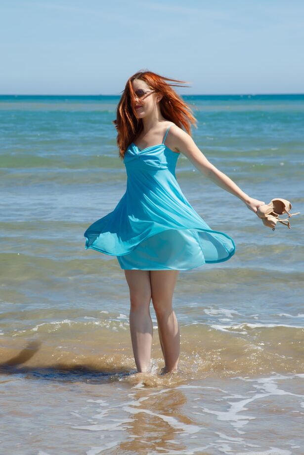 18P La jolie rousse Amarna Miller enlève sa robe d'été pour poser nue sur une chaise longue