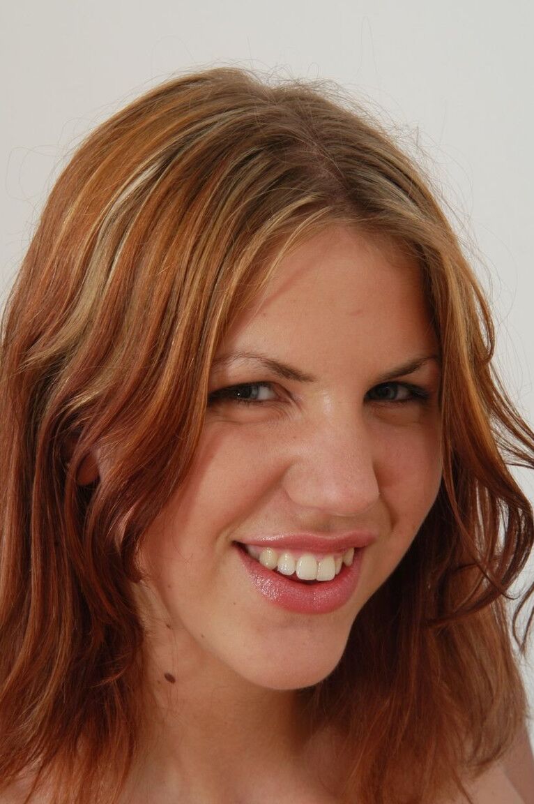 21P Adolescente sexy con una hermosa sonrisa Barbara metiéndose los dedos