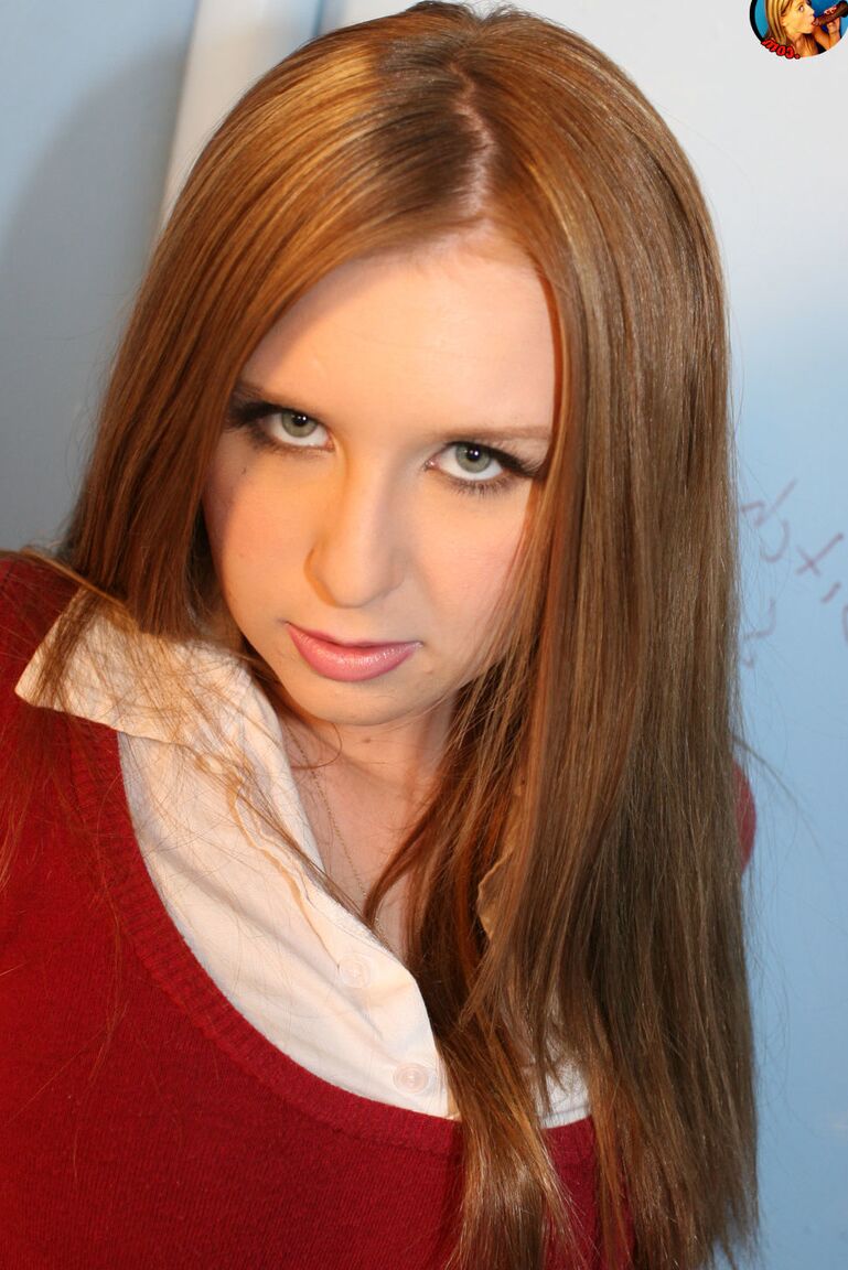 15P A ruiva natural Crissy Cane faz sexo interracial através de um buraco de glória no banheiro