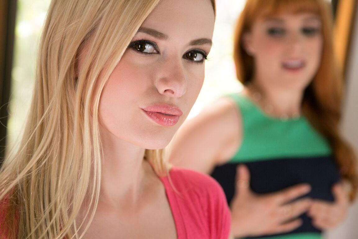 15P Kennedy Kressler et Penny Pax ont des relations sexuelles lesbiennes sur une table de massage