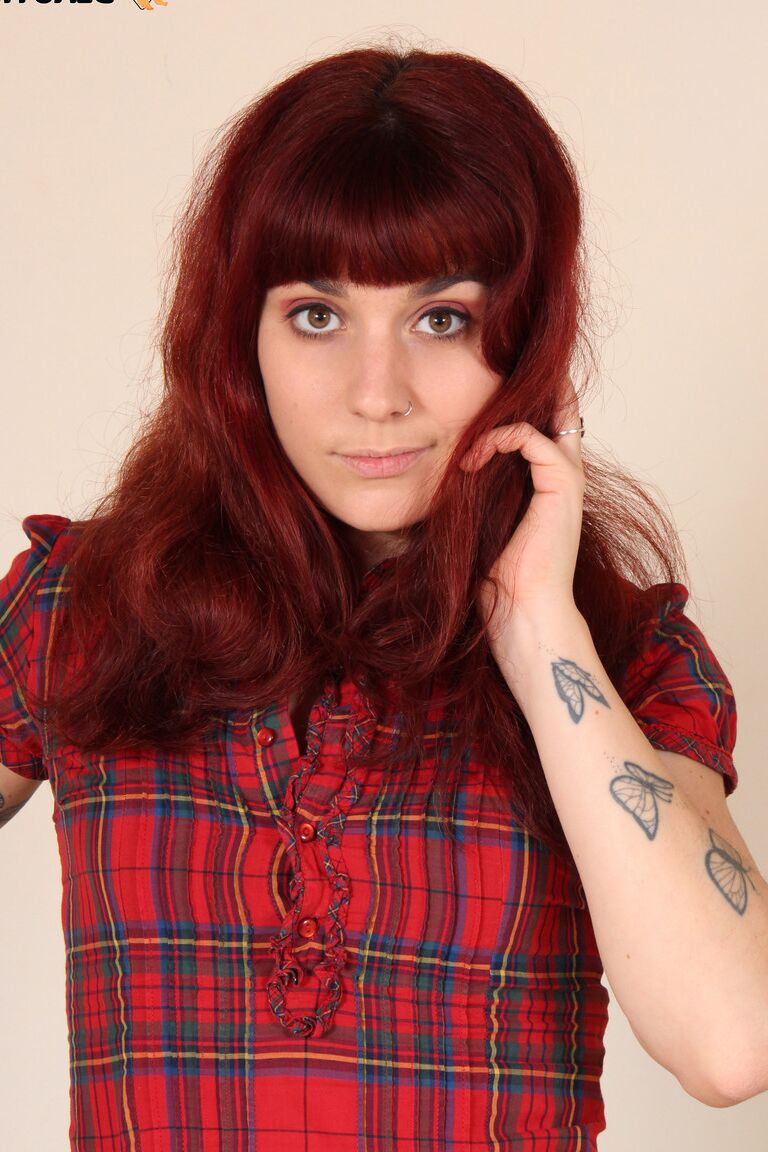 10P Tattooed redhead Lauretta displays her flexible toes after removing shoes